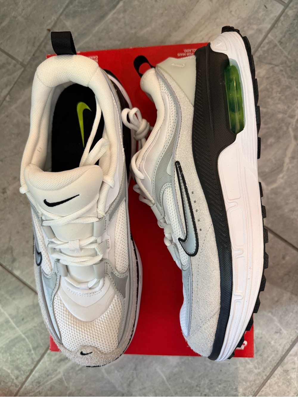 New mens Nike Sz 9.5 White, Black & Neon Green Air Max Shoes